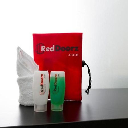 Reddoorz Plus Near Mall Ciputra Jakarta Exterior photo